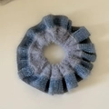 Detalle macro del coletero de punto con ribete de piel sintética gris y contraste azul - Anillo de Pelo de Lana Azul