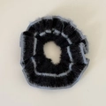 Primer plano de coletero de punto bicolor gris y negro con textura de felpa suave - Anillo de Pelo de Lana Negra con Borde Azul