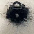 Eleganter schwarzer Haarklammer mit Federn, Netzblüten und funkelnden Strasssteinen - Schwarze Feder Strass Haarkralle