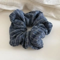 Detailansicht des dunkelblauen gestreiften Strick-Haargummis mit weichem Stoff - Blau