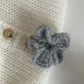 Fermaglio per capelli fatto a mano con fiore all'uncinetto azzurro su maglia bianca - Stile Fiore 3D / Clip Fiore in Lana Caffè