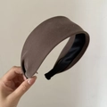 Dettaglio del cerchietto largo marrone con trama diagonale e fodera in raso nero lucido - caffè