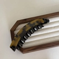 Detail van schildpad banaan haarclip met gebogen tanden op een houten dienblad - Donker Luipaard Stijl (3#)