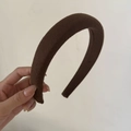 Detalle de una diadema gruesa de lana marrón oscuro para un peinado elegante de invierno - Café