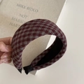 Detail eines Vintage-Haarreifens mit Karomuster, Polsterung und rot-grauem Baumwollstoff - Khaki Grau Kariert
