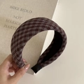 Detaillierte Nahaufnahme des braunen Vintage-Plaid-Haarreifs mit weicher Textur - Braunes Karo