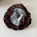 Detaillierte Makroansicht des blau gestreiften Stoffes und der braunen Rüschen am Haargummi - Kaffeerand Blau Gestreift