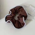Übergroßer braun gestreifter Haargummi mit hellblauem Rand im minimalistischen Stil - Blauer Rand Kaffee