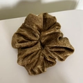 Coletero clásico de terciopelo bronce con elegante textura plisada y banda elástica - Goma De Pelo Flocada Jengibre