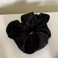 Detalle de un coletero negro de terciopelo que muestra la textura de chenilla y los pliegues - Goma De Pelo Flocada Negra