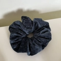 Detalle de textura del coletero gigante gris oscuro en terciopelo con felpa suave - Goma De Pelo Flocada Azul