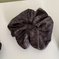 Primer plano de coletero grande de felpa gris oscuro suave para accesorios de peinado - Goma De Pelo Flocada Gris Oscuro