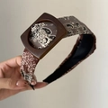 Detailaufnahme von Retro-Haarreifen mit Paisleymuster und großer dunkelbrauner Dekoschnalle - Karamell Kaffee Paisley Schnalle Stil