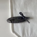 Haarklammer aus Filz mit Karoschleife und gravierter Metallplatte im France-Stil - Dunkelgrau Oval Schleife Haarklammer