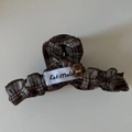Pince à cheveux en tissu écossais ornée d'un ours floqué marron et nœud doré - Pince Crabe Croisée / Carreaux gris avec bord marron
