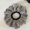 Elegante grijze gebreide scrunchie in olieverfstijl met ruches en elastische kern - Grijs