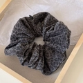 Elastico per capelli in velluto con stampa leopardata grigio scuro e finitura opaca - Elastico Floccato Leopardato Grigio