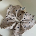 Scrunchie in lino color avena con pois colorati, etichetta bianca e bottone decorativo - 1# Elastico Aquilone Pois Tè al Latte