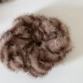 Primer plano detallado de un coletero de felpa marrón suave con textura esponjosa - Anillo de Pelo de Felpa a Rayas Café