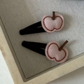Détail de deux barrettes à cheveux pomme en velours rose avec clips en tissu noir - Style Forme de Pomme (2#)