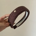 Dettaglio fascia larga in maglia marrone scuro con pois bianchi e decorazione a cuore d'oro - Cerchietto Caffè Pois Cuore