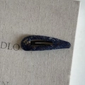 Dettaglio macro della trama in maglia blu scuro sulla clip per capelli a forma di goccia - 1# Fermaglio a Goccia in Maglia Nero