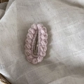 Dettaglio macro di un fermaglio per capelli in lana rosa fatto a mano con clip in metallo - Fermaglio in Lana Rosa