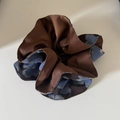 Elegante elastico per capelli oversize con stampa floreale blu e marrone satinato - Vita Sottile Caffè Blu Floreale