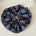 Elegante elastico scrunchie oversize con stampa floreale blu su raso marrone per capelli - Taglia Grande Caffè Blu Floreale