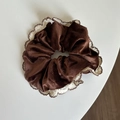 Chouchou géant en velours marron avec bordure en dentelle blanche crochetée chic - Chouchou Café Floqué