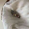 Detail einer handgefertigten Strickhaarklammer in Grau und Violett auf weißem Leinentuch - 7# Blau Rosa Plüsch Dreieckiger Clip