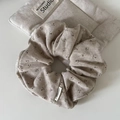 Beigefarbener Blumen-Strick-Scrunchie mit Rippmuster für Pferdeschwänze - Milchtee Beflocktes Blumen Haargummi