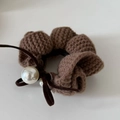 Elastico per capelli in maglia marrone con perle bianche e fiocco in seta - Elastico a Maglia Caffè Fiocco Perle