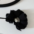 Dettaglio dell'elastico per capelli in maglia nera con fiocco e perle bianche - Elastico a Maglia Nero Fiocco Perle