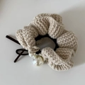 Dettaglio dell'elastico per capelli in maglia con ciondoli di perle e trama intrecciata - Elastico a Maglia Tè al Latte Fiocco Perle