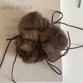 Dettaglio di un elastico per capelli in finta pelliccia marrone con elegante nastro - Caffè