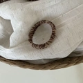 Élastique cheveux sans couture motif léopard sur panier tressé avec texture en lin doux - Thé au Lait Léopard Rayures