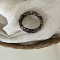 Détail macro d'élastiques à cheveux sans couture à motif léopard dans un panier - Café Léopard Rayures