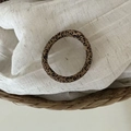Gros plan sur un élastique à cheveux imprimé léopard avec texture tissée sans couture - Thé au Lait Petit Léopard