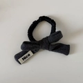 Dettaglio dell'elastico per capelli con fiocco di lana grigia ed etichetta Nice - 4# Corda per Capelli Fiocco Grigio Scuro