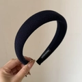 Dettaglio dell'etichetta fatta a mano su questo cerchietto nero imbottito - Cerchietto in Spugna Nero (3CM)