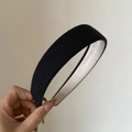 Dettaglio del cerchietto in tessuto a maglia nera con texture pregiata e design a fascia - Cerchietto Sottile Nero (3CM)