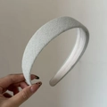 Dettaglio della trama in maglia grigio chiaro e imbottitura in spugna del cerchietto - Cerchietto Sottile Grigio (3CM)