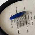 Dettaglio di un pettine per capelli fatto a mano con intarsio in resina blu e denti in metallo - Pettine per Capelli Curvo Blu