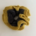 Handgemaakte gebreide scrunchie met geel en antraciet contrast en subtiele pailletten - Gember & Groen