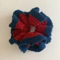 Detail van retro rood en blauw gebreide scrunchie met golvende texturen - Blauw & Rood