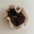 Detailopname van retro gebreide scrunchie met bruin midden en beige gehaakte kanten rand - Off-white & Koffie