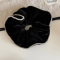 Elegante scrunchie in velluto nero con bordo in strass argento per capelli o polso - Scrunchie Floccato Nero