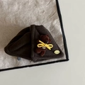Pince à cheveux en laine marron ornée d'un ourson avec nœud et emblème doré - Pince à Cheveux Ours Triangulaire Café