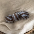 Pince banane d'hiver en peluche avec boules en fausse fourrure rayées marron et bleu - Pince Banane Peluche Pompons Rayée Bleu Café